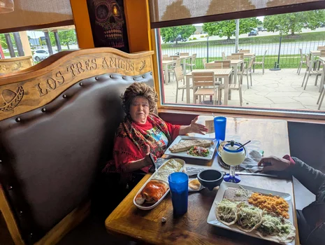 Saveta Bogdan, la un local cu specific mexican din America 