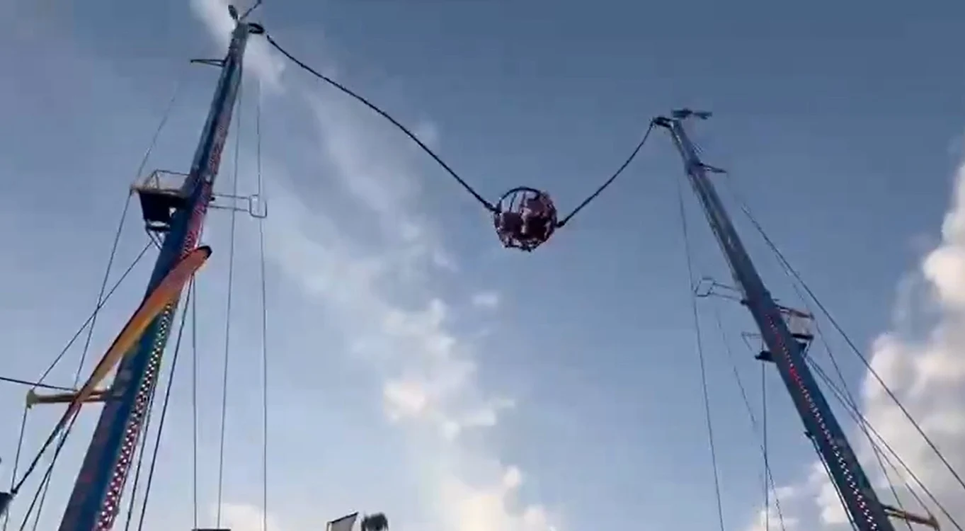 Momentul în care cablul unei cabine se rupe în aer la un parc din Spania / foto: captură video X