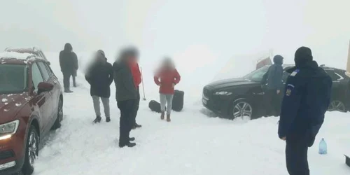 Turişti înzăpeziţi pe munte în staţiunea Vârful lui Roman - Horezu din judeţul Vâlcea salvaţi de jandarmii montani Foto Adevărul - credit IJJ Vâlcea