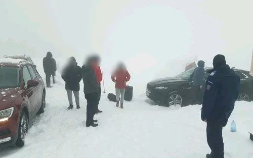 Turişti înzăpeziţi pe munte în staţiunea Vârful lui Roman - Horezu din judeţul Vâlcea salvaţi de jandarmii montani Foto Adevărul - credit IJJ Vâlcea