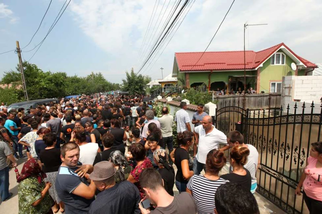 Peste 1.500 de persoane la ]nmorm\ntarea Denisei FOTO Click!