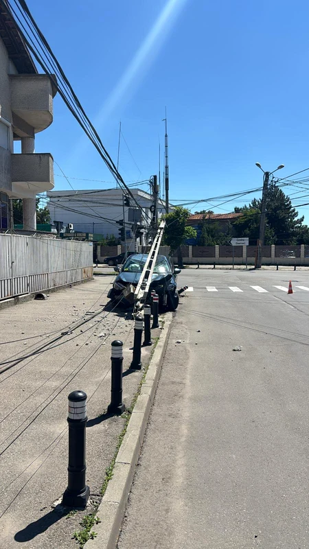 Stâlp doborat de o șoferiță (2) jpeg