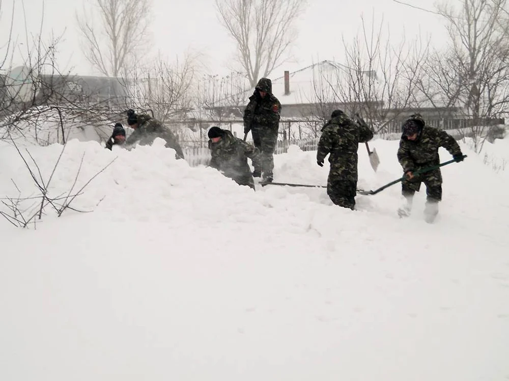 
    4 militari  