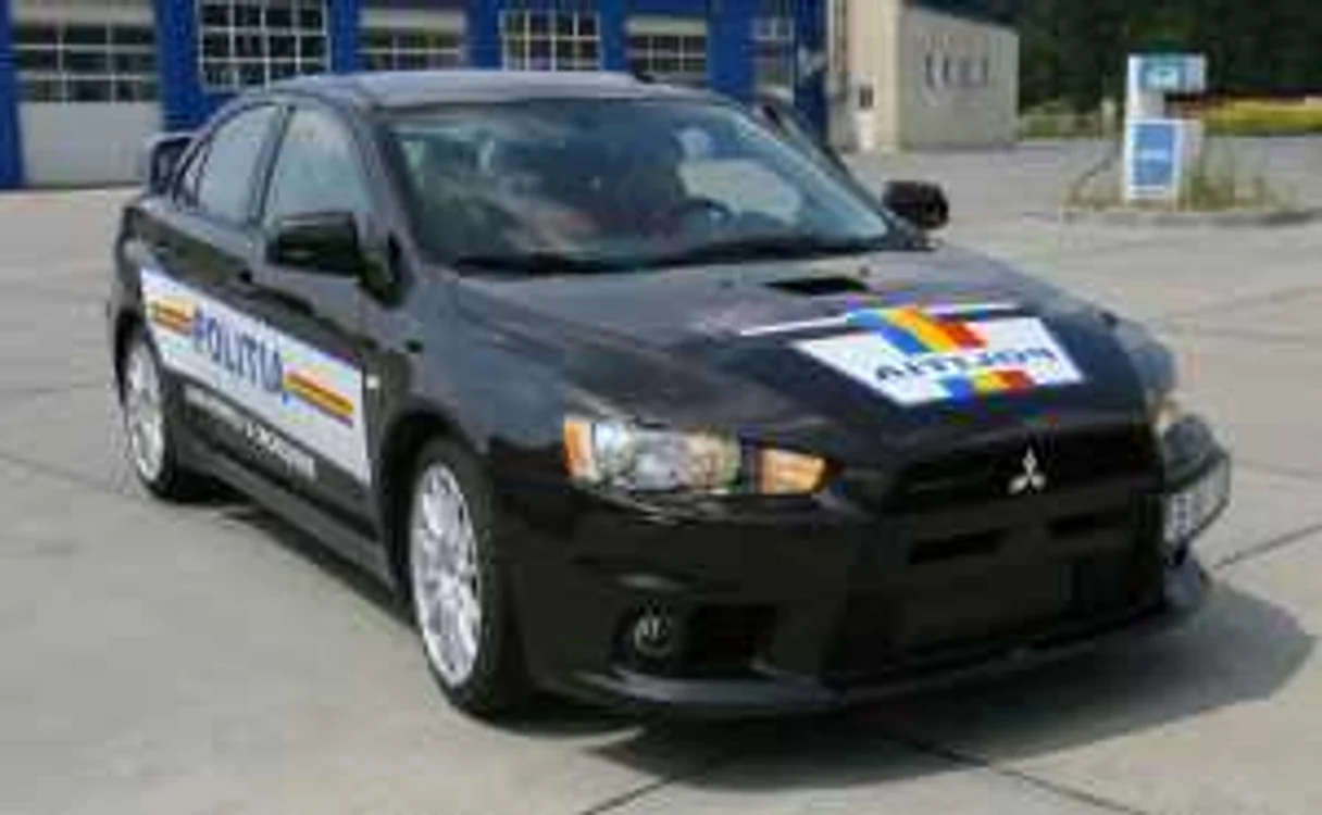 VIDEO Mitsubishi EVO X pentru poliţişti
