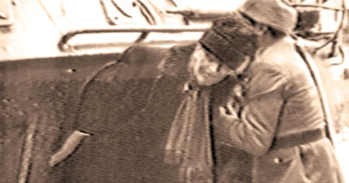 Nicolae Ceauşescu, la 25 decembrie, în timp ce este scos din TAB de către căpitanul Ion Boboc