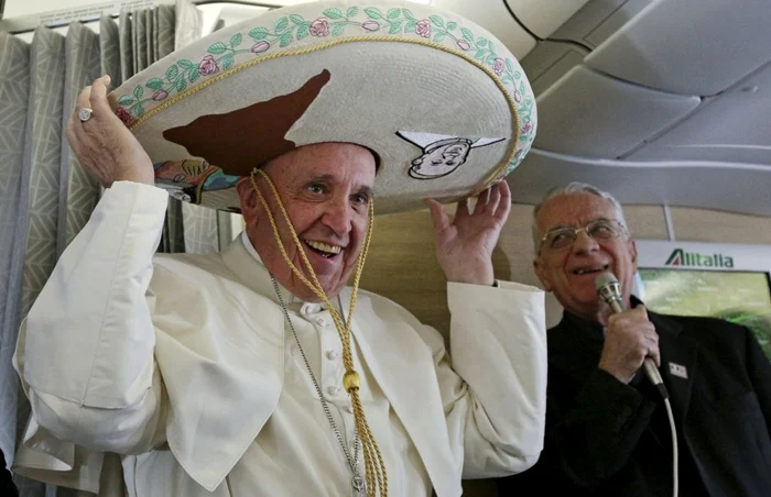 Papa Francis poartă o pălărie tradiţională mexicană