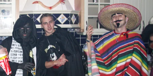 Tinerii se întrec în costume care de care mai colorate pentru marea petrecere