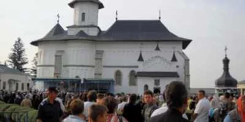 Slujba de la Arhiepiscopia Romanului şi Bacăului va începe la 23.30 