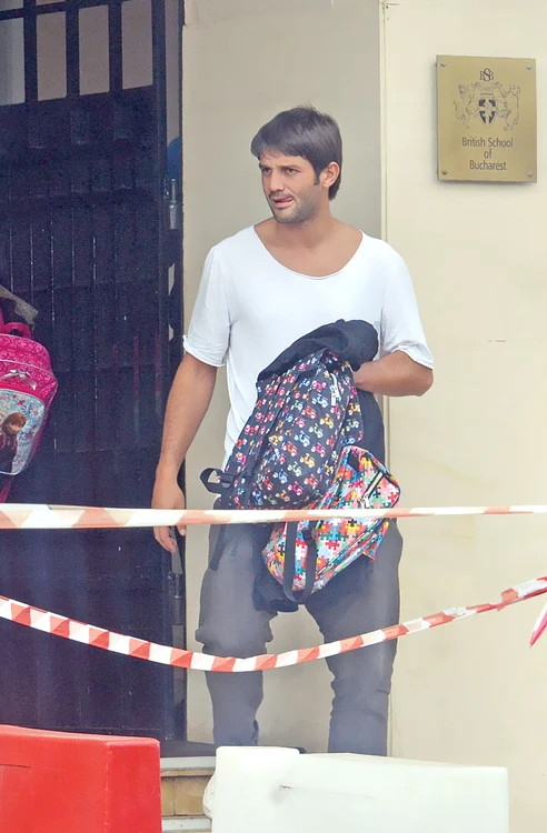 Fostul fotbalist le-a cărat micuţelor ghiozdanele după ce au ieşit de la grădiniţă