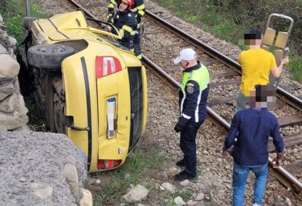 Accident grav pe DN7, în Vâlcea: un autoturism a fost proiectat lângă calea ferată. Mai multe victime, una resuscitată la fața locului