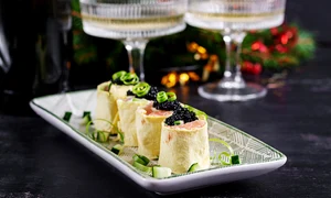 Rulouri somon si caviar  Sursa foto shutterstock 2697738349 jpg