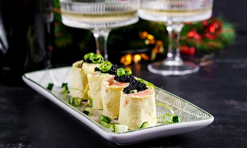 Rulouri somon si caviar Sursa foto shutterstock 2697738349 jpg