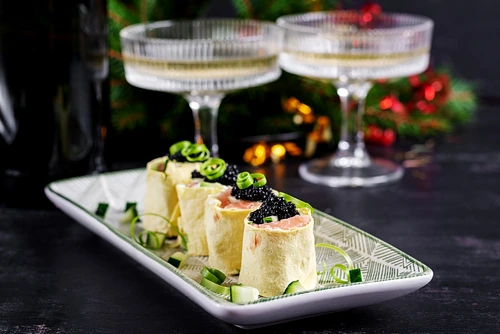 Rulouri somon si caviar  Sursa foto shutterstock 2697738349 jpg