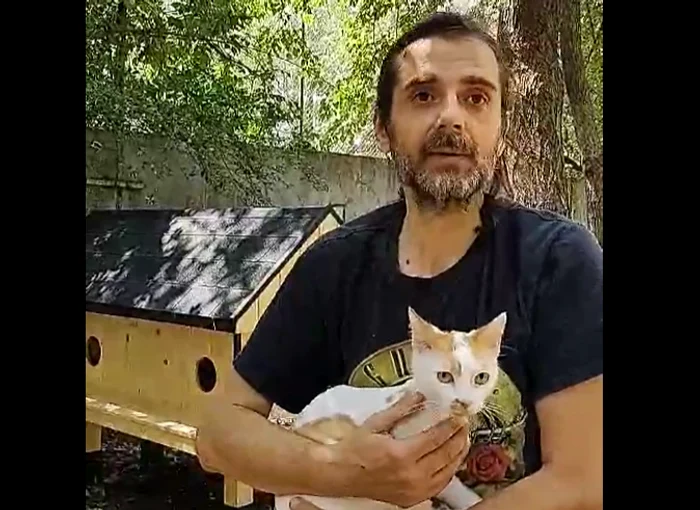 Prima căsuță pentru pisici a fost montată Aleea Câmpul cu Flori nr. 14. FOTO captură video