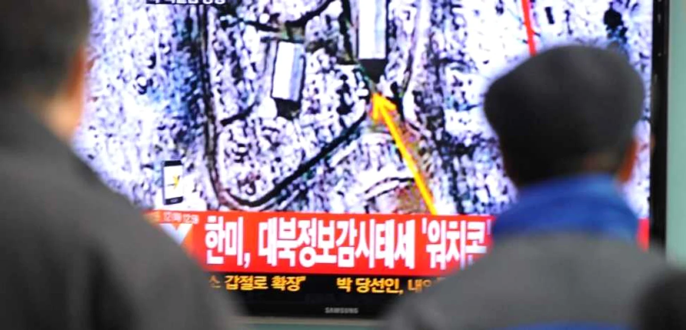 Sud-coreenii aflaţi în gara din Seul privesc ştirile despre testul nuclear desfăşurat de Coreea de Nord FOTO AFP