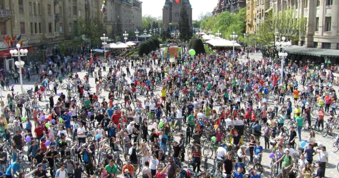 Bicicliştii au fost puşi la respect de iubitorii de terase din Piaţa Victoriei Foto: Ştefan Both
