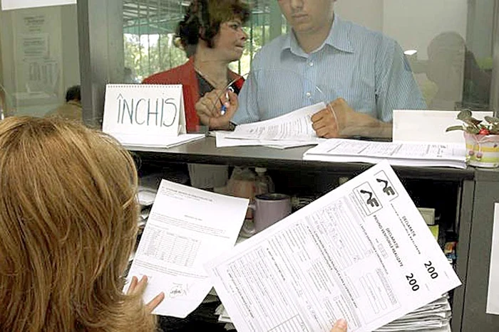 Românii plătesc la pompă de două ori mai mult decât americanii