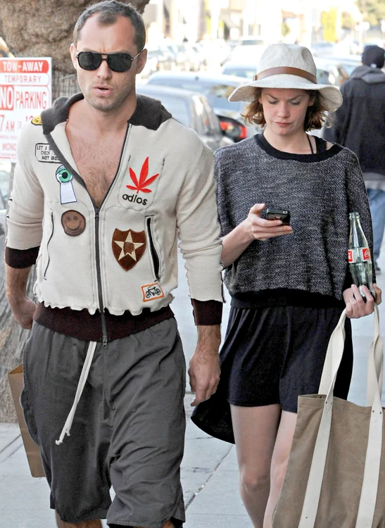 Actorul a purtat un hanorac direct pe piele şi adânc descheiat (fotografii: guliver)