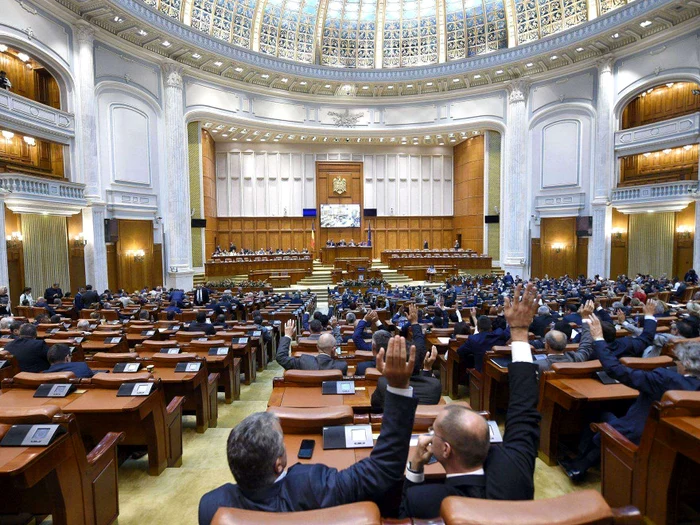 Parlamentarii fac un joc de imagine cu pensiile speciale și își anunță demisia în ultima zi de mandat