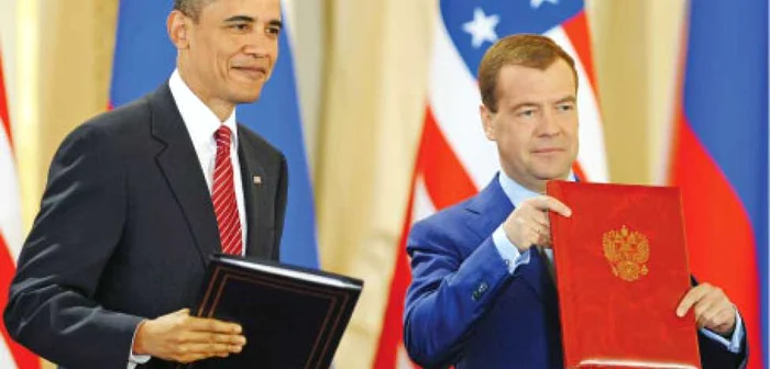 Barack Obama (stânga)  a bătut palma la Praga cu Dmitri Medvedev 