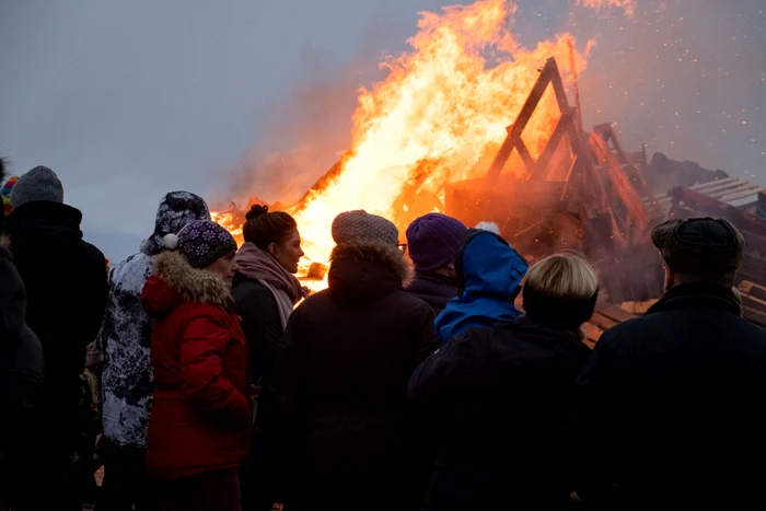 Oamenii celebrează Revelionul cu un foc de tabără (Foto: Profimedia)