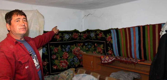 Localnicii din Izvoarele se tem să mai locuiască în casele lor FOTO Adevărul