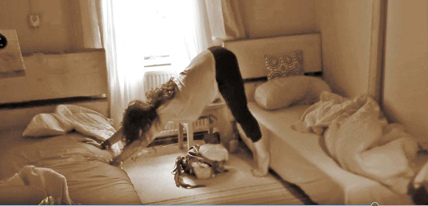 După exercițiile de înviorare, diva le-a dăruit cosmetice fetelor de la „Fermă”