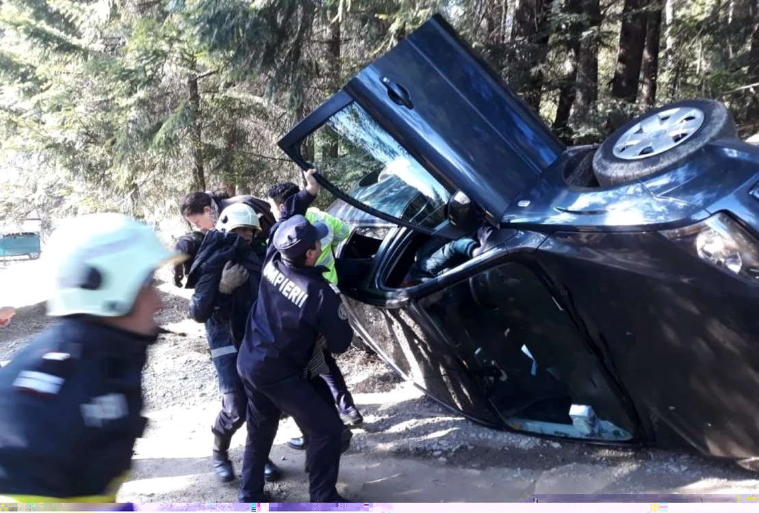Patru persoane erau în autovehiculul răsturnat în şanţ. FOTO: ISU Neamţ