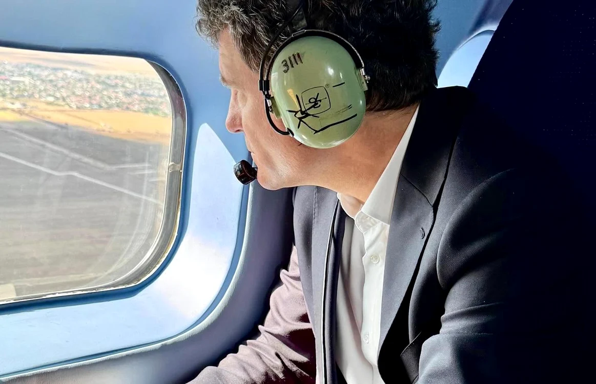 Președintele Nicușor Dan într-un avion militar