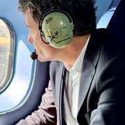 nicusor dan in avion jpg