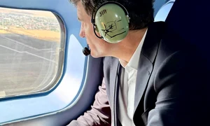 nicusor dan in avion jpg