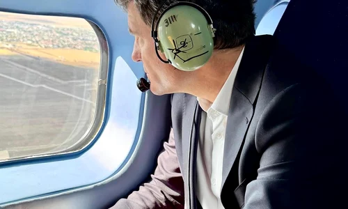 nicusor dan in avion jpg
