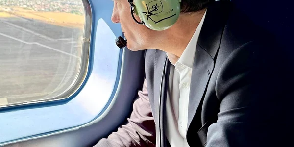 nicusor dan in avion jpg