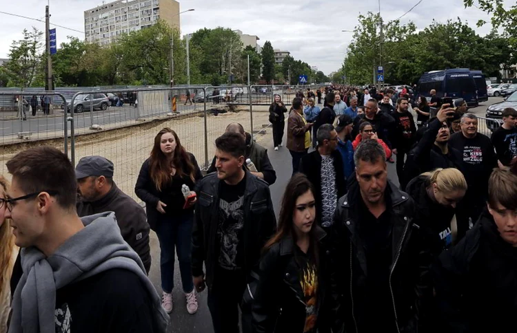 Oameni la coadă la Metallica FOTO: FB/Răzvan Grigorescu