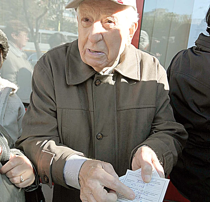 Dumitru Bratu, 90 de ani, a venit de patru ori la Poştă să-şi ridice cardul. Mereu a găsit coadă