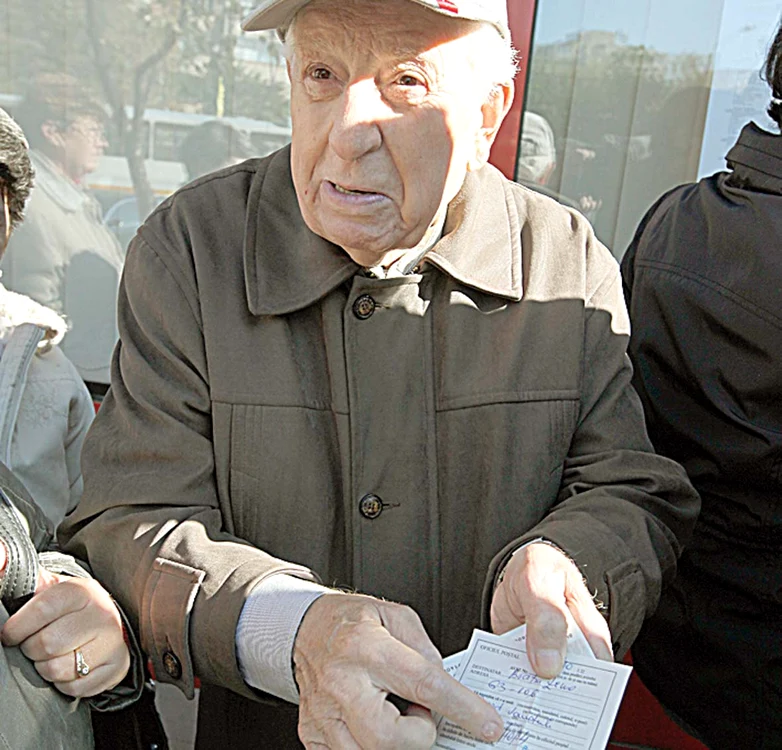 Dumitru Bratu, 90 de ani, a venit de patru ori la Poştă să-şi ridice cardul. Mereu a găsit coadă