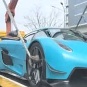 Mașina lui Andrew Tate, ridicată cu platforma. Captură TV 
