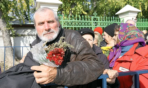 Nea Vasile a venit de la 350 km şi a stat 12 ore ca să atingă primul moaştele Sf  Dimitrie cel Nou jpeg