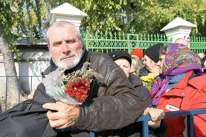 Nea Vasile a venit de la 350 km şi a stat 12 ore ca să atingă primul moaştele Sf. Dimitrie cel Nou