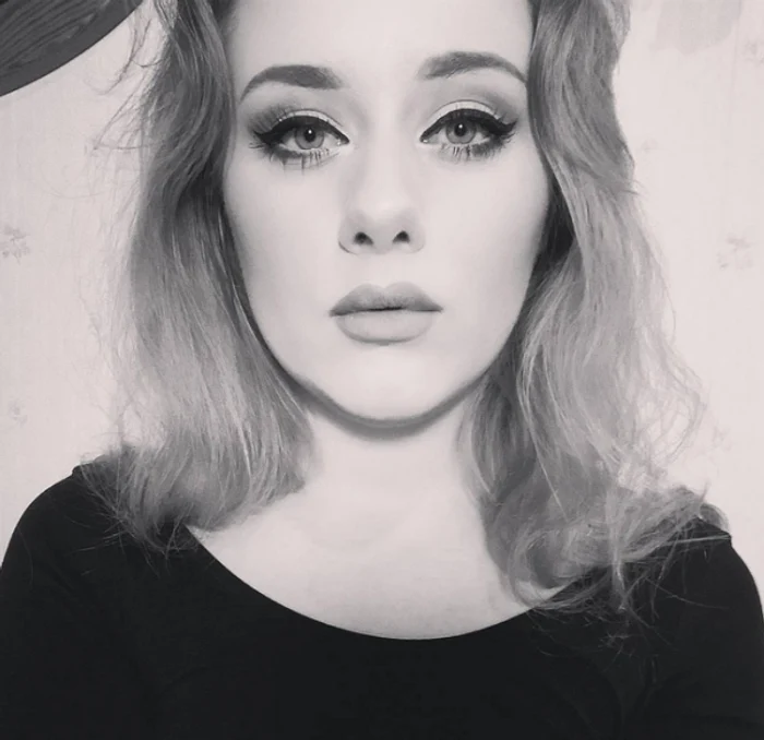 Ellinor se transformă cu ajutorul machiajului