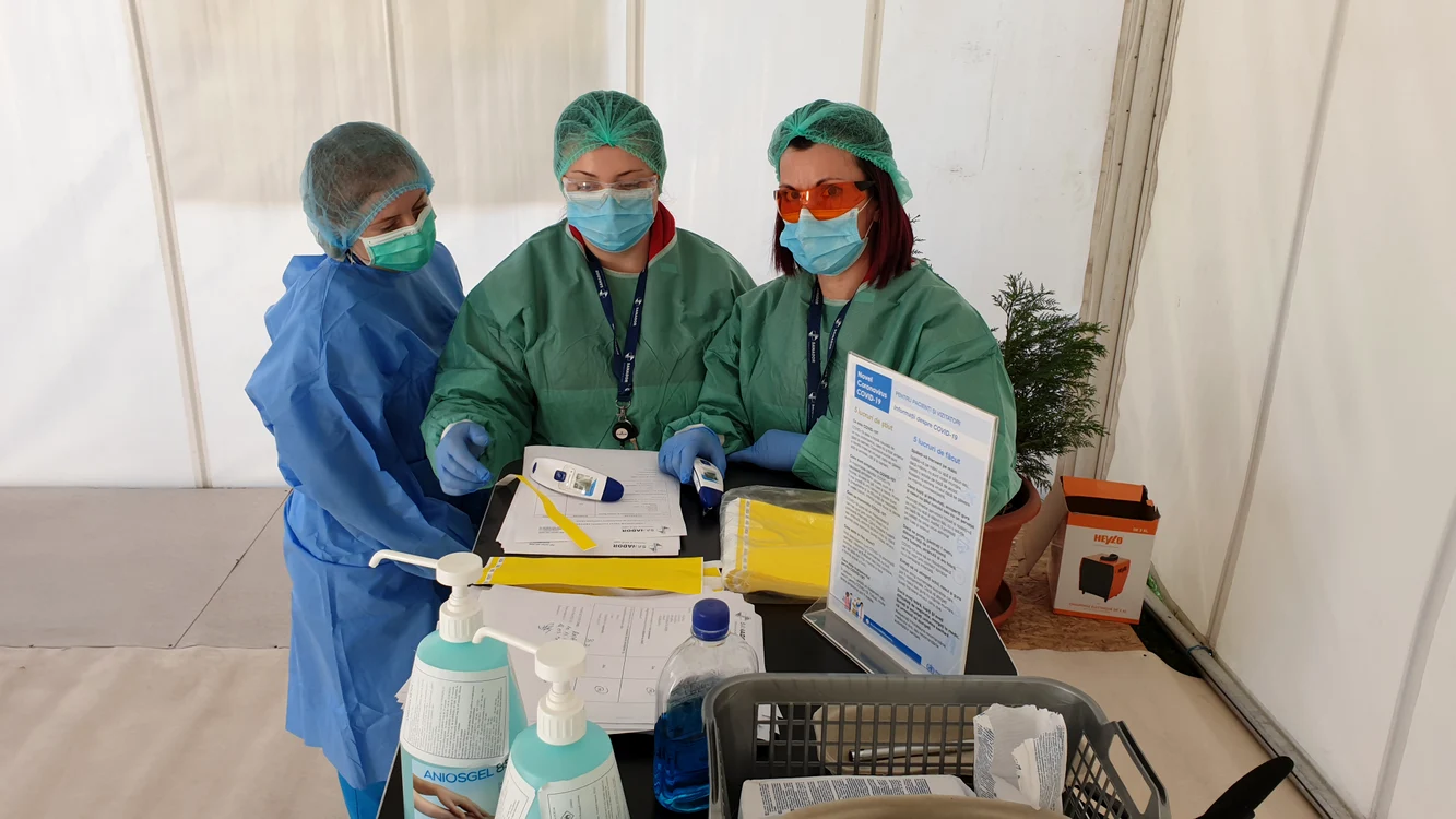 În cazul în care se depistează simptome specifice CoViD – 19, există spații dedicate pentru evaluări.