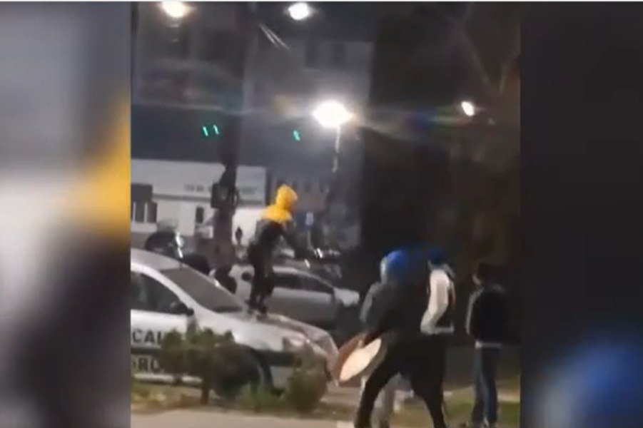 Cinci adolescenți au vandalizat o mașină a Poliției Locale din Gura Humorului. Sunt căutați pentru distrugere