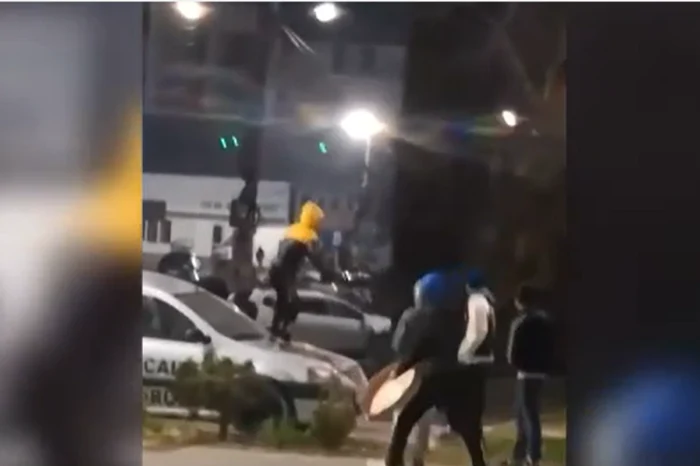 Unul dintre băieți s-a urcat pe mașină. FOTO captură video Facebook