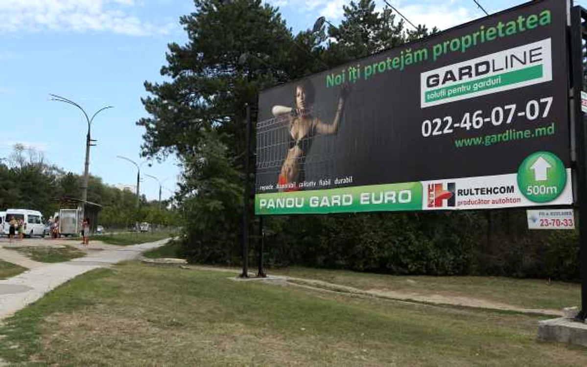 Oraşul este împânzit cu panouri publicitare în care apar femei îmbrăcate provocator