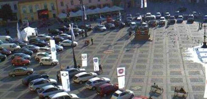 Sibiu: Piaţa Mare invadată de sute de maşini