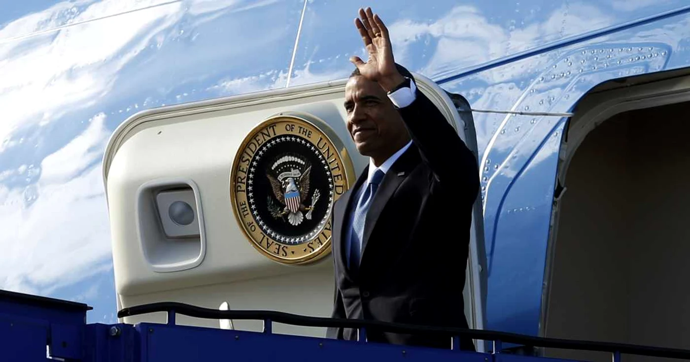 Liderul american, ieşind din avionul prezidenţial Air Force One după aterizarea pe aeroportul Arlanda din Stockholm FOTO Reuters