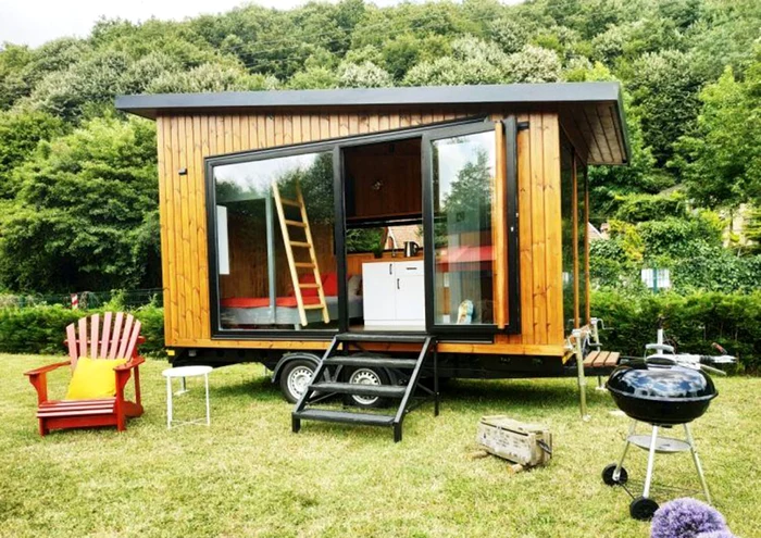 Garsoniera-container are baie şi bucătărie. FOTO: oceanmodular.ro