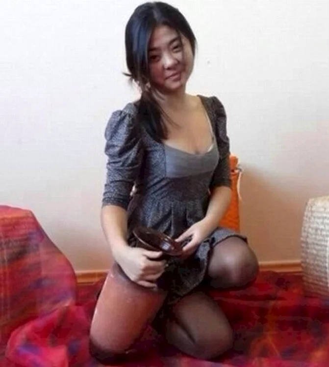 Ceea ce pare a fi un al treilea picior, este de fapt o vază