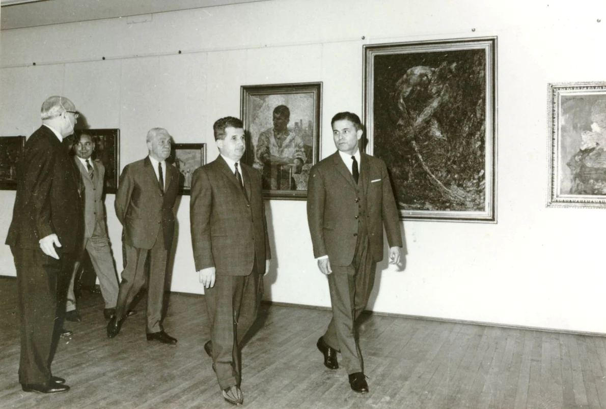 Nicolae Ceaușescu vizitează o expoziţie deschisă la Muzeul de Artă al României, la 8 mai 1967 (© „Fototeca online a comunismului românesc”, cota 221/1967)