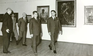 Nicolae Ceaușescu vizitează o expoziţie deschisă la Muzeul de Artă al României, la 8 mai 1967 (© „Fototeca online a comunismului românesc”, cota 221/1967)
